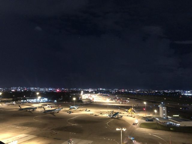  Công tác đảm bảo điều hành bay an toàn trong dịp cao điểm Tết Nguyên đán 2023 tại Công ty Quản lý bay miền Nam